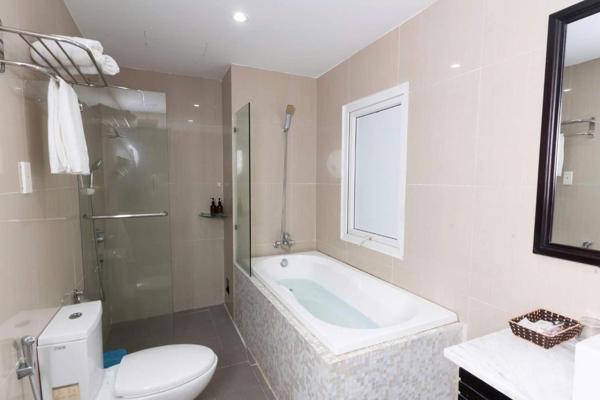 Queen Palace Sea View Hotel Da Nang Exterior photo